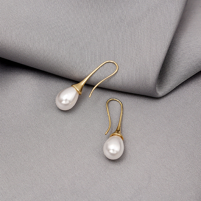 Women's Retro Stylish Water Drop Pearl Earrings